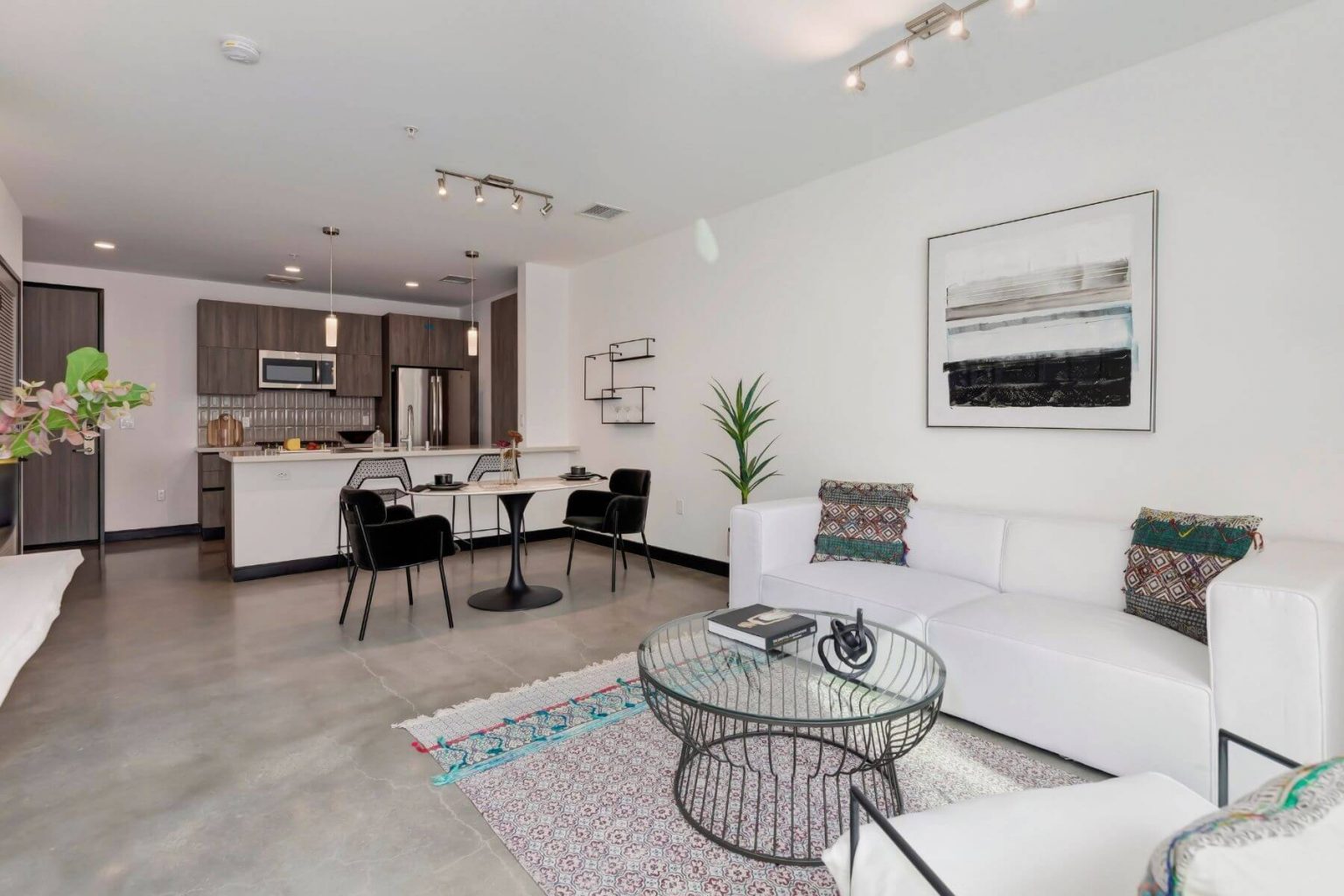 Qwil Apartments in Larchmont Village For Rent 1 bed & 2 bed Apartments